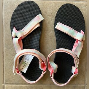Teva Size 9 (NWT)